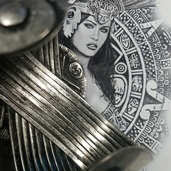 Aztec design bracelet with cabochon - Picture 4 of 8